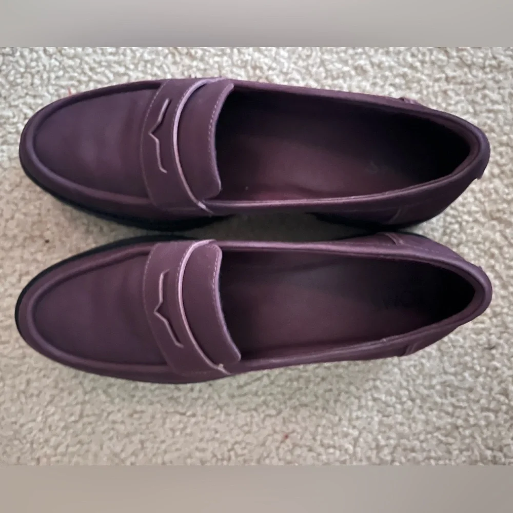 TOMS. Never worn. - Picture 1 of 3